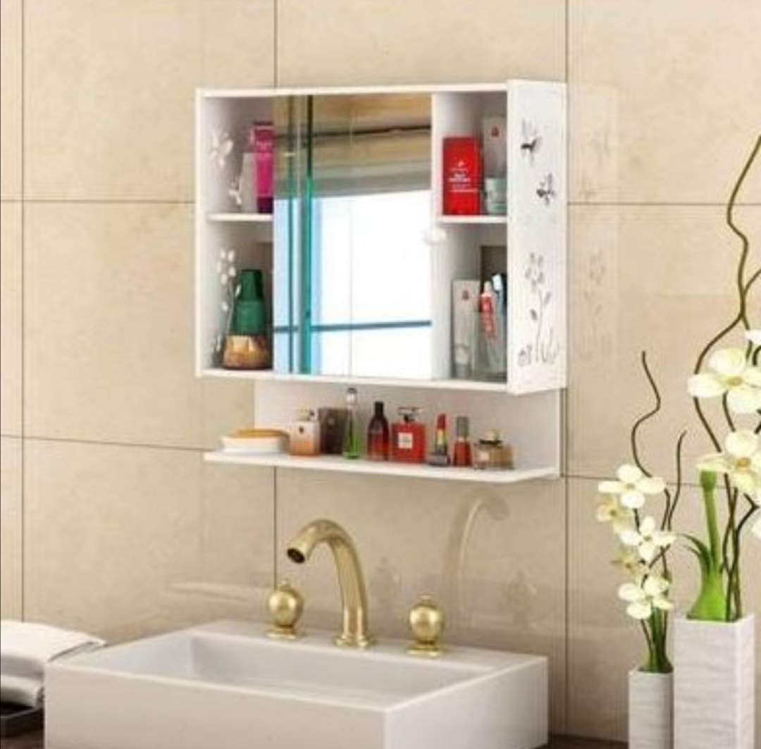 خزانة حمام مع مرآة مستطيلة بالوسط و رفوف جانبية 